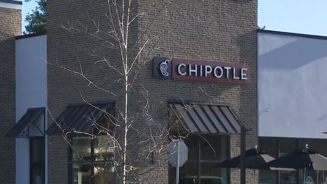 Chipotle's COO uses team dinners to spot potential leaders. These are the 4 qualities he looks for.