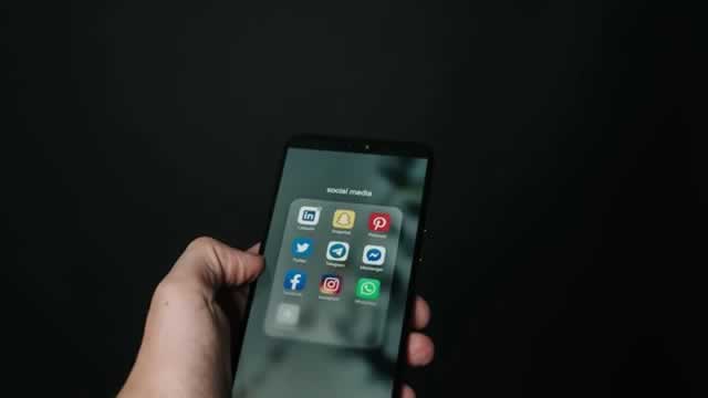 アルファベットとテスラ、AI投資で株価下落