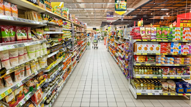 Albertsons Cuts Sales Forecast as Grocery Shoppers Cut Back
